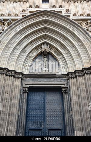 Barcelona, Spanien - 23 Nov, 2021: Haupteingang der gotischen Kathedrale des Heiligen Kreuzes und der Heiligen Eulalia - Barcelona, Katalonien, Spanien Stockfoto