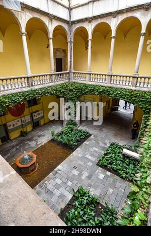 Barcelona, Spanien - 23. Nov, 2021: Innenhof des Archivs der Krone von Aragon in Barcelona , Katalonien, Spanien Stockfoto