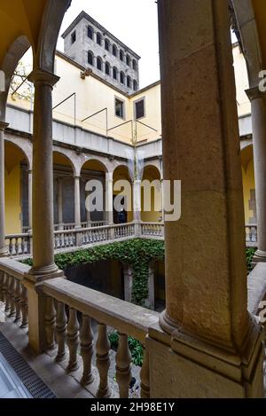 Barcelona, Spanien - 23. Nov, 2021: Innenhof des Archivs der Krone von Aragon in Barcelona , Katalonien, Spanien Stockfoto