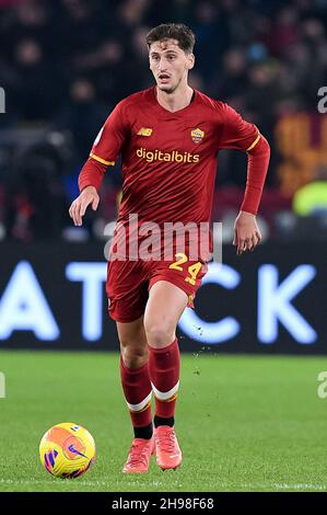 Rom, Italien. 04th Dez 2021. Marash Kumbulla von AS Roma während des Serie-A-Spiels zwischen Roma und Inter Mailand im Stadio Olimpico, Rom, Italien am 4. Dezember 2021. Kredit: Giuseppe Maffia/Alamy Live Nachrichten Stockfoto