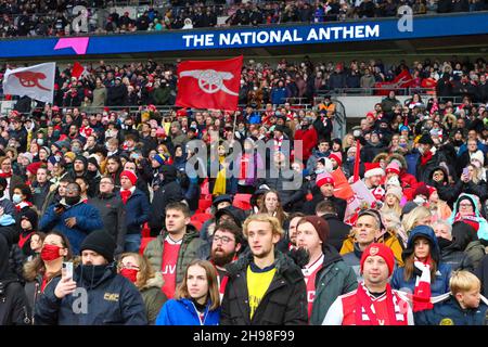 Wembley Stadium, London, Großbritannien. 5th Dez 2021. Damen FA Cup Finale, Arsenal gegen Chelsea: Fans, die sich für die Nationalhymne aufmachen. Kredit: Aktion Plus Sport/Alamy Live Nachrichten Stockfoto