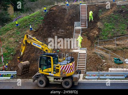 Taplow, Buckinghamshire, Großbritannien. 5th Dez 2021. Neben der M4 werden Fußgänger-Fluchttreppen installiert. Die M4 ist an diesem Wochenende wieder in beide Richtungen zwischen der Anschlussstelle 6 für Slough und der Anschlussstelle 8/9 in Maidenhead geschlossen. Der M4 wird zu einer All Lanes Running Digital Smart Motorway ausgebaut, die keine harte Schulter mehr hat, sondern zeitweise Schutzgebiete für Pannenausfälle hat. In den vergangenen fünf Jahren sind in Großbritannien 38 Menschen auf intelligenten Autobahnen ums Leben gekommen. Eine Aktualisierung der Smart Motorway auf dem M3 wurde nach einer Sicherheitsuntersuchung ausgesetzt. Quelle: Maureen McLean/Alamy Live News Stockfoto