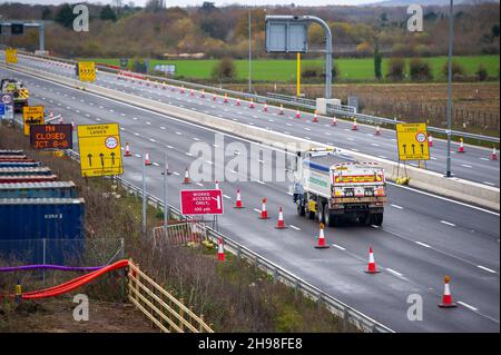 Taplow, Buckinghamshire, Großbritannien. 5th Dez 2021. Die M4 ist an diesem Wochenende wieder in beide Richtungen zwischen der Anschlussstelle 6 für Slough und der Anschlussstelle 8/9 in Maidenhead geschlossen. Der M4 wird zu einer All Lanes Running Digital Smart Motorway ausgebaut, die keine harte Schulter mehr hat, sondern zeitweise Schutzgebiete für Pannenausfälle hat. In den vergangenen fünf Jahren sind in Großbritannien 38 Menschen auf intelligenten Autobahnen ums Leben gekommen. Eine Aktualisierung der Smart Motorway auf dem M3 wurde nach einer Sicherheitsuntersuchung ausgesetzt. Quelle: Maureen McLean/Alamy Live News Stockfoto