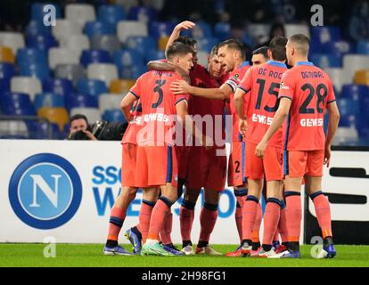 NEAPEL, ITALIEN - 04. DEZEMBER: Ruslan Malinovskyj von Atalanta BC feiert mit seinen Teamkollegen nach seinem Tor, während der Serie Ein Spiel zwischen SSC Napoli und Atalanta BC im Stadio Diego Armando Maradona am 4. Dezember 2021 in Neapel, Italien. (Foto nach MB-Medien) Stockfoto