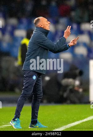 NEAPEL, ITALIEN - 04. DEZEMBER: Marco Domenichini Cheftrainer des SSC Napoli reagiert während des Serie-A-Spiels zwischen SSC Napoli und Atalanta BC im Stadio Diego Armando Maradona am 4. Dezember 2021 in Neapel, Italien. (Foto nach MB-Medien) Stockfoto