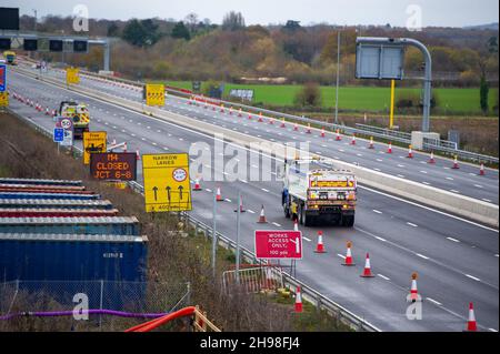 Taplow, Buckinghamshire, Großbritannien. 5th. Dezember 2021. Die M4 ist an diesem Wochenende wieder in beide Richtungen zwischen der Anschlussstelle 6 für Slough und der Anschlussstelle 8/9 in Maidenhead geschlossen. Der M4 wird zu einer All Lanes Running Digital Smart Motorway ausgebaut, die keine harte Schulter mehr hat, sondern zeitweise Schutzgebiete für Pannenausfälle hat. In den vergangenen fünf Jahren sind in Großbritannien 38 Menschen auf intelligenten Autobahnen ums Leben gekommen. Eine Aktualisierung der Smart Motorway auf dem M3 wurde nach einer Sicherheitsuntersuchung ausgesetzt. Quelle: Maureen McLean/Alamy Live News Stockfoto