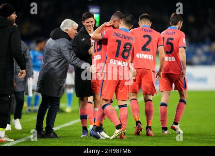 NEAPEL, ITALIEN - DEZEMBER 04: Merih Demiral von Atalanta BC feiert mit seinen Teamkollegen Ruslan Malinovskyj , Rafael Toloi , Marten de Roon und Cheftrainer Gian Piero Gasperini nach seinem Tor , während der Serie Ein Spiel zwischen SSC Napoli gegen Atalanta BC im Stadio Diego Armando Maradona am 4. Dezember 2021 in Neapel, Italien. (Foto nach MB-Medien) Stockfoto