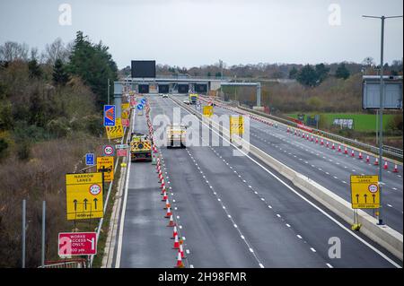 Taplow, Buckinghamshire, Großbritannien. 5th. Dezember 2021. Die M4 ist an diesem Wochenende wieder in beide Richtungen zwischen der Anschlussstelle 6 für Slough und der Anschlussstelle 8/9 in Maidenhead geschlossen. Der M4 wird zu einer All Lanes Running Digital Smart Motorway ausgebaut, die keine harte Schulter mehr hat, sondern zeitweise Schutzgebiete für Pannenausfälle hat. In den vergangenen fünf Jahren sind in Großbritannien 38 Menschen auf intelligenten Autobahnen ums Leben gekommen. Eine Aktualisierung der Smart Motorway auf dem M3 wurde nach einer Sicherheitsuntersuchung ausgesetzt. Quelle: Maureen McLean/Alamy Live News Stockfoto