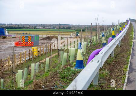 Taplow, Buckinghamshire, Großbritannien. 5th. Dezember 2021. Das ehemalige Gelände von M4 in Taplow. Die M4 ist an diesem Wochenende wieder in beide Richtungen zwischen der Anschlussstelle 6 für Slough und der Anschlussstelle 8/9 in Maidenhead geschlossen. Der M4 wird zu einer All Lanes Running Digital Smart Motorway ausgebaut, die keine harte Schulter mehr hat, sondern zeitweise Schutzgebiete für Pannenausfälle hat. In den vergangenen fünf Jahren sind in Großbritannien 38 Menschen auf intelligenten Autobahnen ums Leben gekommen. Eine Aktualisierung der Smart Motorway auf dem M3 wurde nach einer Sicherheitsuntersuchung ausgesetzt. Quelle: Maureen McLean/Alamy Live News Stockfoto