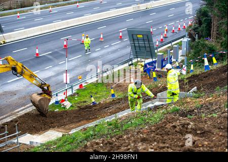 Taplow, Buckinghamshire, Großbritannien. 5th. Dezember 2021. Neben der M4 werden Fußgänger-Fluchttreppen installiert. Die M4 ist an diesem Wochenende wieder in beide Richtungen zwischen der Anschlussstelle 6 für Slough und der Anschlussstelle 8/9 in Maidenhead geschlossen. Der M4 wird zu einer All Lanes Running Digital Smart Motorway ausgebaut, die keine harte Schulter mehr hat, sondern zeitweise Schutzgebiete für Pannenausfälle hat. In den vergangenen fünf Jahren sind in Großbritannien 38 Menschen auf intelligenten Autobahnen ums Leben gekommen. Eine Aktualisierung der Smart Motorway auf dem M3 wurde nach einer Sicherheitsuntersuchung ausgesetzt. Quelle: Maureen McLean/Alamy Live News Stockfoto