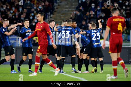 ROM, ITALIEN - 04. DEZEMBER: Edin Dzeko vom FC Internazionale feiert mit Teamkollegen nach seinem Tor, während der Serie Ein Spiel zwischen AS Roma und FC Internazionale im Stadio Olimpico am 4. Dezember 2021 in Rom, Italien. (Foto nach MB-Medien) Stockfoto