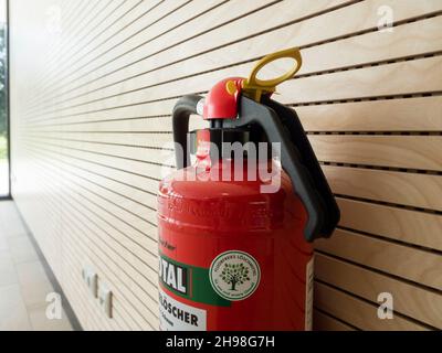 Feuerlöscher an einer Wand in einem Gebäude Stockfoto