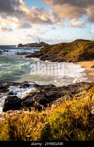 Godrevy Lighthouse, St Ives Bay, Cornwall, im goldenen Abendlicht Stockfoto