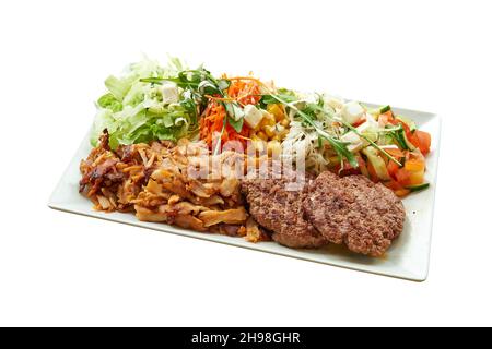 Über dem Kopf gedrehte Aufnahme von Huhn und Huhn auf weißem Teller. Isoliert auf Weiß mit Beschneidungspfad Stockfoto