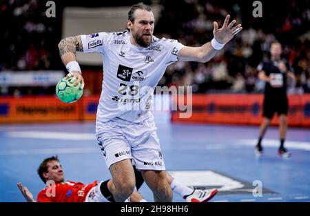 Hamburg, Deutschland. 05th Dez 2021. Handball: Bundesliga, HSV Hamburg - THW Kiel, Matchday 14, Barclaycard Arena. Kieler Pavel Horak kommt am Kreis durch. Quelle: Axel Heimken/dpa/Alamy Live News Stockfoto