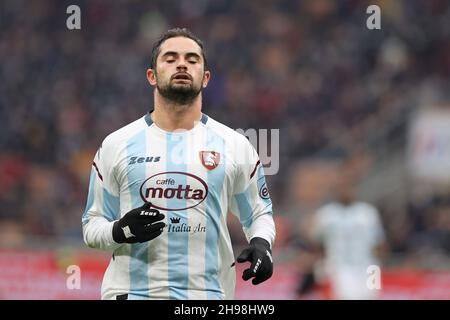 Mailand, Italien. 04th Dez 2021. Andrea Schiavone von der US Salernitana 1919 reagiert während des Fußballspiels Serie A 2021/22 zwischen AC Mailand und US Salernitana 1919 im Giuseppe Meazza Stadium, Mailand, Italien am 04. Dezember 2021.Quelle: Independent Photo Agency/Alamy Live News Stockfoto