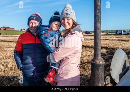 Clonakilty, West Cork, Irland. 5th Dez 2021. Die West Cork Pflügen Association veranstaltete heute ein Pflügen-Match in Clonakilty. Kevin, Fionn und Katie McCarthy von Clonakilty schauten sich das Spiel an. Quelle: AG News/Alamy Live News Stockfoto