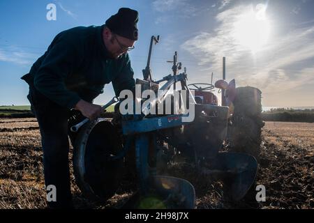 Clonakilty, West Cork, Irland. 5th Dez 2021. Die West Cork Pflügen Association veranstaltete heute ein Pflügen-Match in Clonakilty. Leslie Wolfe aus Clonakilty nahm am Pflügespiel Teil. Quelle: AG News/Alamy Live News Stockfoto