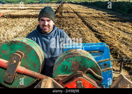 Clonakilty, West Cork, Irland. 5th Dez 2021. Die West Cork Pflügen Association veranstaltete heute ein Pflügen-Match in Clonakilty. Den Pflug während des Spiels justierte Kieran Coakley aus Clonakilty. Quelle: AG News/Alamy Live News Stockfoto