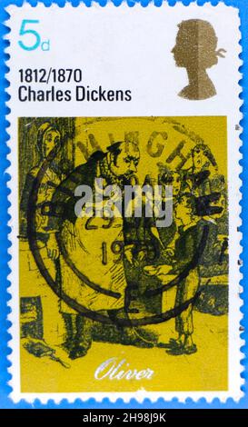 Foto einer Briefmarke aus großbritannien aus dem jahr 5D aus der Serie Dickens & Wordsworth aus dem Jahr 1970, die eine Szene von Charles Dickens Oliver zeigt Stockfoto