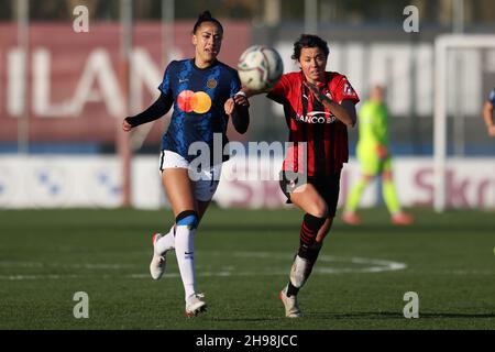 Mailand, Italien. 5th Dez 2021. Kathleen Souza Feitoza von Internazionale und Valentina Giacinti vom AC Mailand Rennen um den Ball während des Serie A Femminile Spiels im Centro Sportivo Vismara, Mailand. Bildnachweis sollte lauten: Jonathan Moscrop/Sportimage Kredit: Sportimage/Alamy Live News Stockfoto