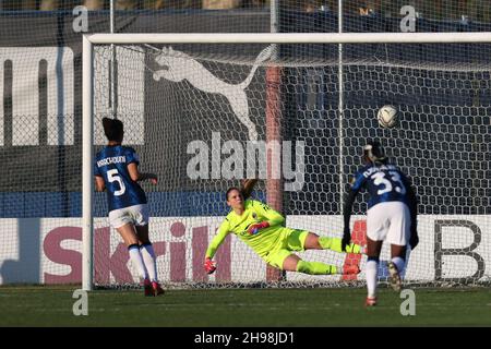 Mailand, Italien. 5th Dez 2021. Ghoutia Karchouni von Internazionale erzielt beim Spiel Serie A Femminile im Centro Sportivo Vismara in Mailand eine erste Halbstrafe, um der Seite eine Führung von 3-0 zu geben. Bildnachweis sollte lauten: Jonathan Moscrop/Sportimage Kredit: Sportimage/Alamy Live News Stockfoto