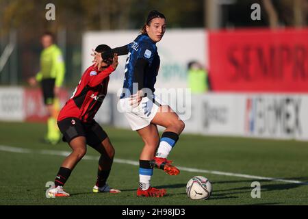 Mailand, Italien. 5th Dez 2021. Gloria Marinelli von Internazionale kontrolliert den Ball unter dem Druck von Jane Refiloe vom AC Mailand während des Spiels der Serie A Femminile im Centro Sportivo Vismara, Mailand. Bildnachweis sollte lauten: Jonathan Moscrop/Sportimage Kredit: Sportimage/Alamy Live News Stockfoto