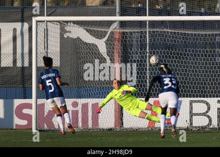 Mailand, Italien. 5th Dez 2021. Ghoutia Karchouni von Internazionale erzielt beim Spiel Serie A Femminile im Centro Sportivo Vismara in Mailand eine erste Halbstrafe, um der Seite eine Führung von 3-0 zu geben. Bildnachweis sollte lauten: Jonathan Moscrop/Sportimage Kredit: Sportimage/Alamy Live News Stockfoto