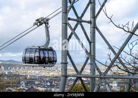 Blick auf Koblenz, Deutschland, vom Schloss Ehrenbreitstein aus. Die Seilbahn verbindet die deutsche Ecke mit der Burg Stockfoto