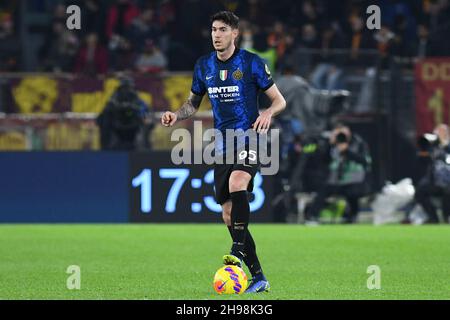 Rom, Latium. 04th Dez 2021. Alessandro Bastoni von Inter während der Serie A Spiel zwischen AS Roma und Inter im Olimpico Stadion in Rom, Italien, 04th. November 2021. Kredit: Unabhängige Fotoagentur/Alamy Live Nachrichten Stockfoto