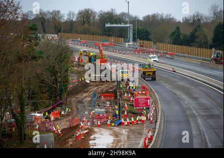 Dorney Reach, Buckinghamshire, Großbritannien. 5th. Dezember 2021. Die M4 ist an diesem Wochenende wieder in beide Richtungen zwischen der Anschlussstelle 6 für Slough und der Anschlussstelle 8/9 in Maidenhead geschlossen. Der M4 wird zu einer All Lanes Running Digital Smart Motorway ausgebaut, die keine harte Schulter mehr hat, sondern zeitweise Schutzgebiete für Pannenausfälle hat. In den vergangenen fünf Jahren sind in Großbritannien 38 Menschen auf intelligenten Autobahnen ums Leben gekommen. Eine Aktualisierung der Smart Motorway auf dem M3 wurde nach einer Sicherheitsuntersuchung ausgesetzt. Quelle: Maureen McLean/Alamy Live News Stockfoto