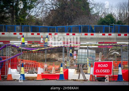 Dorney Reach, Buckinghamshire, Großbritannien. 5th. Dezember 2021. Eine geschlossene Straße im Dorf Dorney Reach aufgrund der Modernisierung der Smart Motorway M4. Quelle: Maureen McLean/Alamy Live News Stockfoto