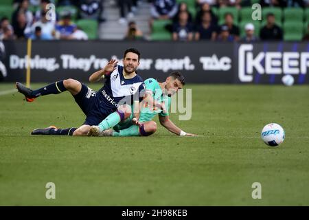 Melbourne, Australien, 5. Dezember 2021. Stefan Nigro von Melbourne Victory und Bruno Fornaroli von Perth fallen beim A-League-Fußballspiel der Runde 3 zwischen Melbourne Victory und Perth Glory am 05. Dezember 2021 im AAMI Park in Melbourne, Australien. Kredit: Dave Hewison/Speed Media/Alamy Live Nachrichten Stockfoto