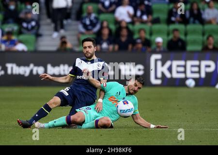 Melbourne, Australien, 5. Dezember 2021. Stefan Nigro von Melbourne Victory und Bruno Fornaroli von Perth fallen beim A-League-Fußballspiel der Runde 3 zwischen Melbourne Victory und Perth Glory am 05. Dezember 2021 im AAMI Park in Melbourne, Australien. Kredit: Dave Hewison/Speed Media/Alamy Live Nachrichten Stockfoto