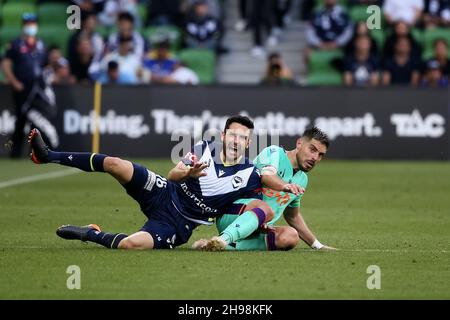 Melbourne, Australien, 5. Dezember 2021. Stefan Nigro von Melbourne Victory und Bruno Fornaroli von Perth fallen beim A-League-Fußballspiel der Runde 3 zwischen Melbourne Victory und Perth Glory am 05. Dezember 2021 im AAMI Park in Melbourne, Australien. Kredit: Dave Hewison/Speed Media/Alamy Live Nachrichten Stockfoto