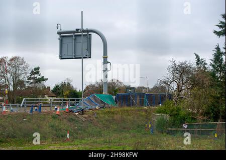 Dorney Reach, Buckinghamshire, Großbritannien. 5th. Dezember 2021. Die M4 ist an diesem Wochenende wieder in beide Richtungen zwischen der Anschlussstelle 6 für Slough und der Anschlussstelle 8/9 in Maidenhead geschlossen. Der M4 wird zu einer All Lanes Running Digital Smart Motorway ausgebaut, die keine harte Schulter mehr hat, sondern zeitweise Schutzgebiete für Pannenausfälle hat. In den vergangenen fünf Jahren sind in Großbritannien 38 Menschen auf intelligenten Autobahnen ums Leben gekommen. Eine Aktualisierung der Smart Motorway auf dem M3 wurde nach einer Sicherheitsuntersuchung ausgesetzt. Quelle: Maureen McLean/Alamy Live News Stockfoto