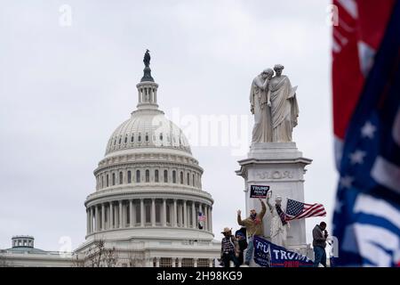 Washington, USA. 6th Januar 2021. Das am 6. Januar 2021 aufgenommene Foto zeigt, dass sich Anhänger des US-Präsidenten Donald Trump in der Nähe des US-Kapitols in Washington, DC, USA, versammeln. Quelle: Liu Jie/Xinhua/Alamy Live News Stockfoto