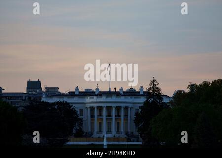 Washington, USA. 13th April 2021. Das am 13. April 2021 aufgenommene Foto zeigt das Weiße Haus in Washington, DC, USA. Kredit: Ting Shen/Xinhua/Alamy Live Nachrichten Stockfoto