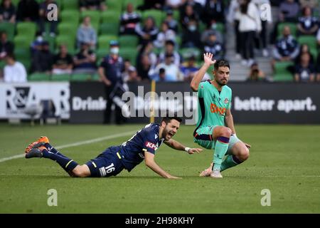 Melbourne, Australien, 5. Dezember 2021. Stefan Nigro von Melbourne Victory und Bruno Fornaroli von Perth fallen beim A-League-Fußballspiel der Runde 3 zwischen Melbourne Victory und Perth Glory am 05. Dezember 2021 im AAMI Park in Melbourne, Australien. Kredit: Dave Hewison/Speed Media/Alamy Live Nachrichten Stockfoto