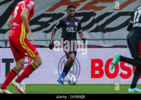 DEVENTER, NIEDERLANDE - 5. DEZEMBER: Virgil Misidjan vom FC Twente beim niederländischen Eredivisie-Spiel zwischen Schieß los. Eagles und FC Twente am 5. Dezember 2021 in De Adelaarshorst, Niederlande (Foto: Marcel ter Bals/Orange Picles) Stockfoto