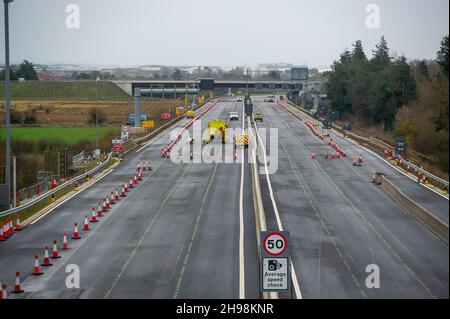 Dorney Reach, Buckinghamshire, Großbritannien. 5th. Dezember 2021. Die M4 ist an diesem Wochenende wieder in beide Richtungen zwischen der Anschlussstelle 6 für Slough und der Anschlussstelle 8/9 in Maidenhead geschlossen. Der M4 wird zu einer All Lanes Running Digital Smart Motorway ausgebaut, die keine harte Schulter mehr hat, sondern zeitweise Schutzgebiete für Pannenausfälle hat. In den vergangenen fünf Jahren sind in Großbritannien 38 Menschen auf intelligenten Autobahnen ums Leben gekommen. Eine Aktualisierung der Smart Motorway auf dem M3 wurde nach einer Sicherheitsuntersuchung ausgesetzt. Quelle: Maureen McLean/Alamy Live News Stockfoto