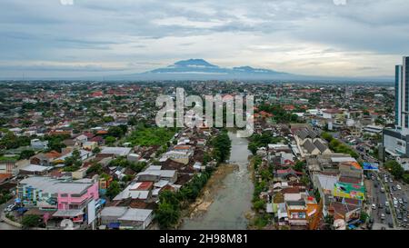 Luftaufnahme des Tirtonadi-Staudamms in der Nähe des Tirtonadi-Busbahnhofs bei Solo. Solo, Indonesien, 6. Dezember 2021 Stockfoto