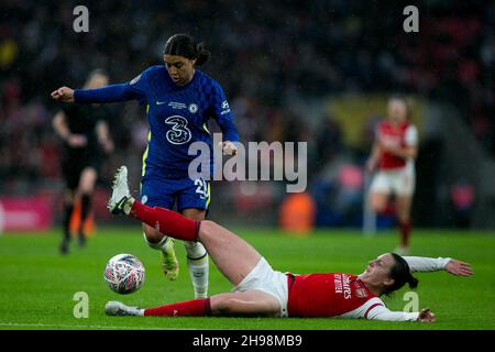 LONDON, GBR. DEZ 5th Sam Kerr von Chelsea FCKampf um den Ball während des Women's Vitality FA Cup Finales zwischen Arsenal und Chelsea im Wembley Stadium, London am Sonntag, 5th. Dezember 2021. (Kredit: Federico Maranesi | MI Nachrichten) Kredit: MI Nachrichten & Sport /Alamy Live Nachrichten Stockfoto