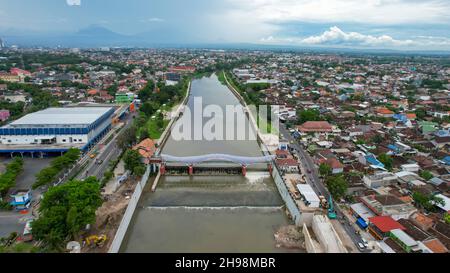 Luftaufnahme des Tirtonadi-Staudamms in der Nähe des Tirtonadi-Busbahnhofs bei Solo. Solo, Indonesien, 6. Dezember 2021 Stockfoto