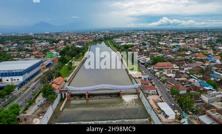 Luftaufnahme des Tirtonadi-Staudamms in der Nähe des Tirtonadi-Busbahnhofs bei Solo. Solo, Indonesien, 6. Dezember 2021 Stockfoto