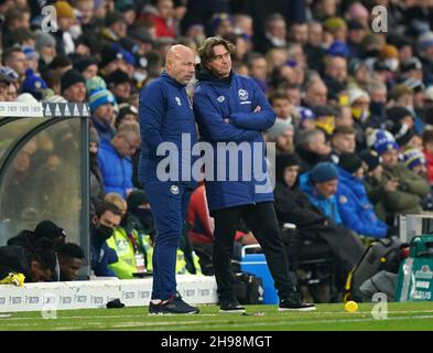 Brentford-Manager Thomas Frank (rechts) auf der Touchline während des Premier League-Spiels in der Elland Road, Leeds. Bilddatum: Sonntag, 5. Dezember 2021. Stockfoto