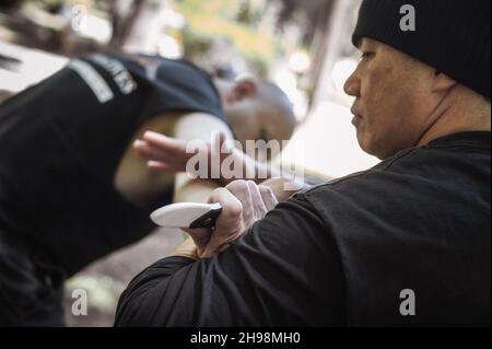 Der Ausbilder von LAMECO Astig Combatives demonstriert die Kampfkünste zur Selbstverteidigung und Entwaffnung. Philippinische Kampfkunst. Ecrima, Kali, Arnis Stockfoto