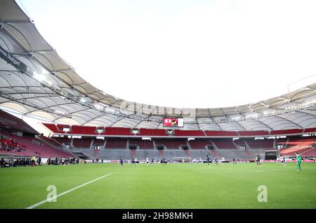 Stuttgart, Deutschland. 05th Dez 2021. Fußball, Bundesliga, VfB Stuttgart - Hertha BSC, Matchday 14 in der Mercedes-Benz Arena. Blick in das Stadion während des Spiels. WICHTIGER HINWEIS: Gemäß den Bestimmungen der DFL Deutsche Fußball Liga und des DFB Deutscher Fußball-Bund ist es untersagt, im Stadion und/oder vom Spiel aufgenommene Fotos in Form von Sequenzbildern und/oder videoähnlichen Fotoserien zu verwenden oder zu verwenden. Quelle: Tom Weller/dpa/Alamy Live News Stockfoto