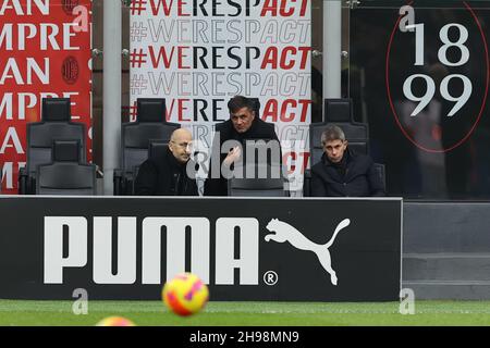 Mailand, Italien. 04th Dez 2021. Ivan Gazidis A.D. von AC Mailand, Paolo Maldini Technical Area Director von AC Mailand und Frederic Massara Sport Director von AC Mailand während des Fußballspiels Serie A 2021/22 zwischen AC Mailand und US Salernitana 1919 im Giuseppe Meazza Stadium, Mailand, Italien am 04. Dezember 2021 Credit: Independent Photo Agency/Alamy Live News Stockfoto