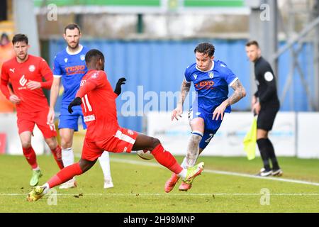 COLCHESTER, GBR. DEZ 5th Cameron Coxe von Colchester kämpft während des FA Cup-Spiels zwischen Colchester United und Wigan Athletic am Sonntag, den 5th. Dezember 2021 im JobServe Community Stadium in Colchester um den Besitz mit Gavin Massey von Wigan. (Kredit: Ivan Yordanov | MI Nachrichten) Kredit: MI Nachrichten & Sport /Alamy Live Nachrichten Stockfoto